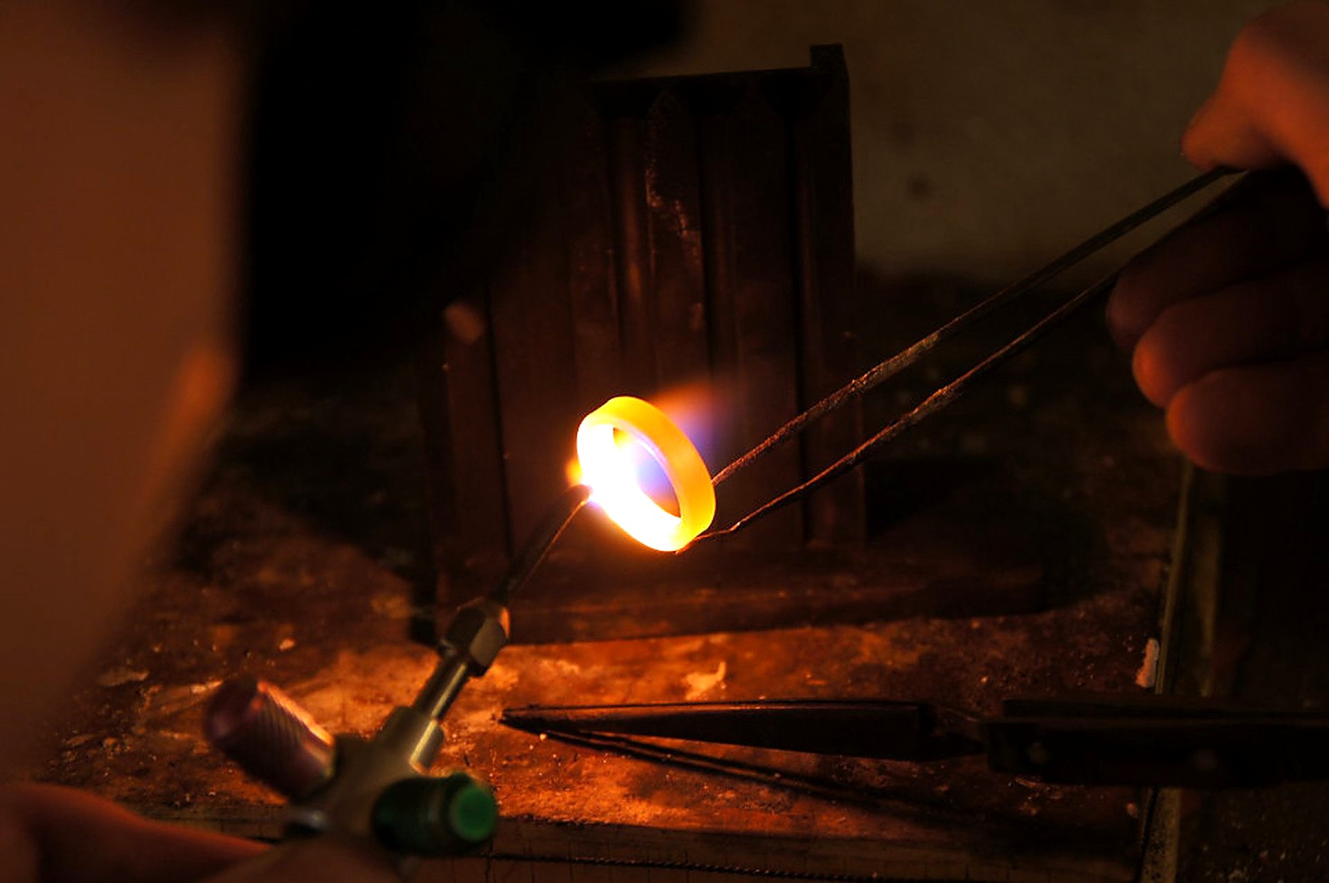 Flüssiges Gold wird in der Werkstatt über der Flamme erhitzt