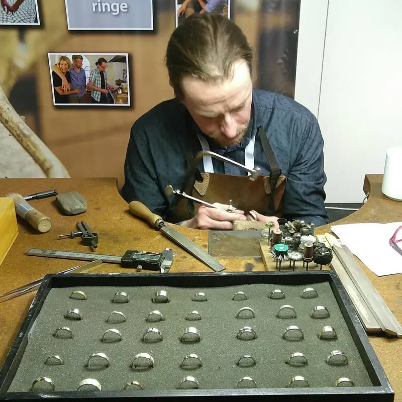 Kai Budich bei der Arbeit am Werkbrett