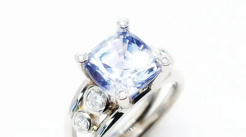 Ring mit großem hellblauem Edelstein, gefasst in Weißmetall