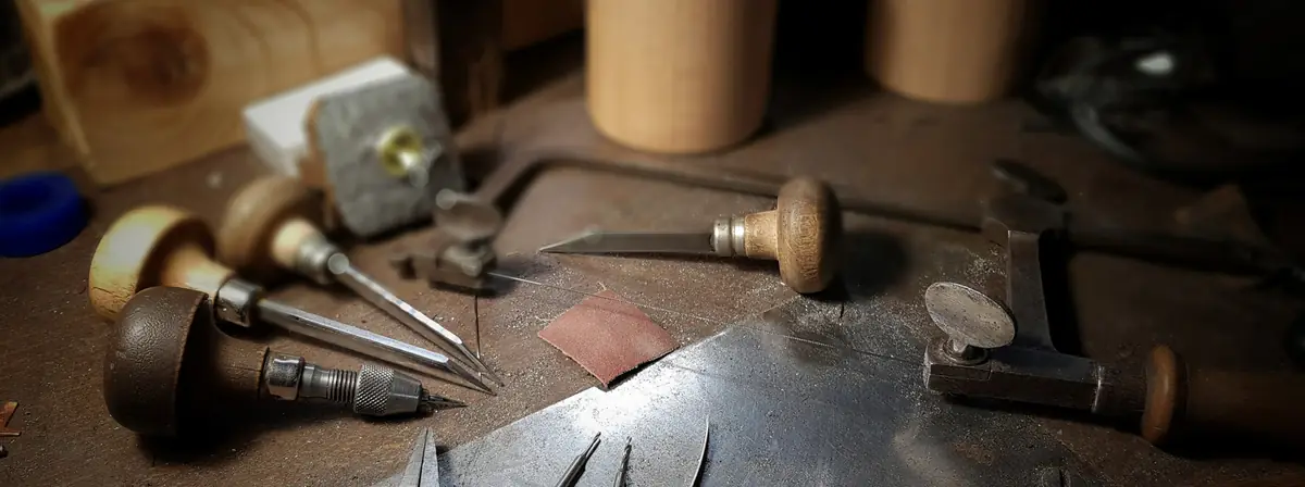 Goldschmiedewerkzeug auf dem Werkbrett