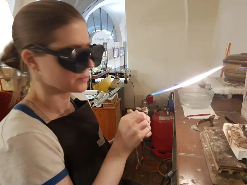 Yvonne Pfeffer bei der Arbeit mit der Flamme in der Werkstatt