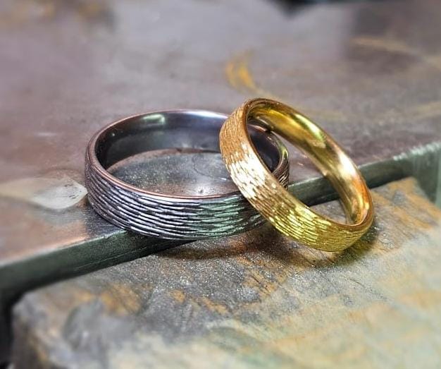 Baumrinde in Gold und Tantal