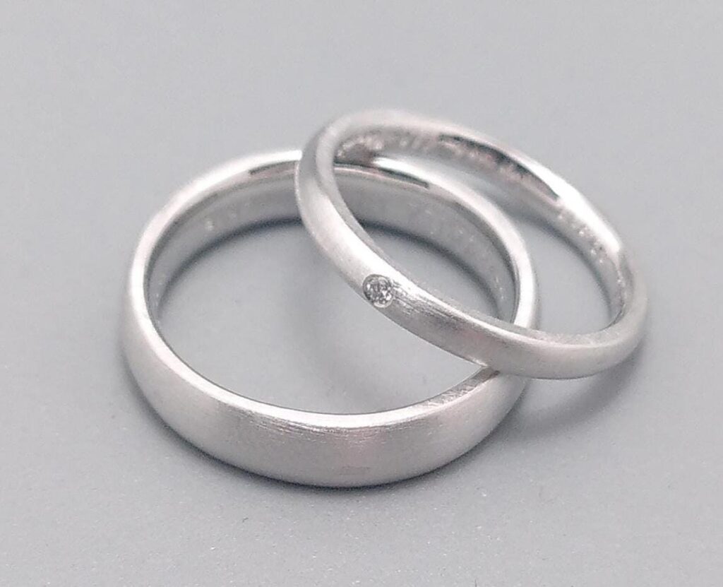 Klassisches Platin mit zartem Brillant