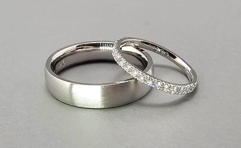Elegantes Platin mit funkelndem Memoirering