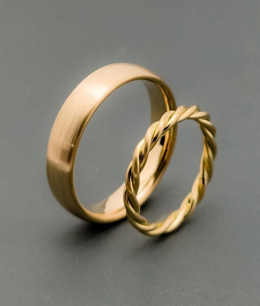 Klassischer Ring mit Kordelring